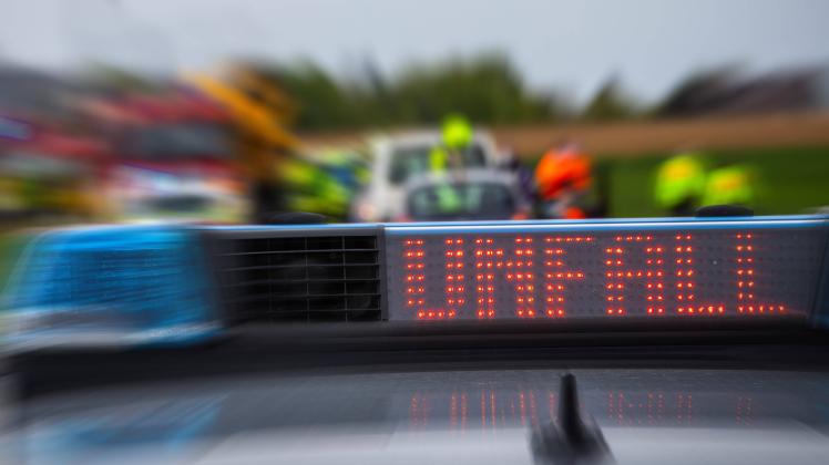 Symbolbild einer LED-Schrift eines Polizeiautos bei einem Verkehrsunfall *** Symbolic image of an LED writing of a polic