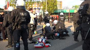 Der Demonstrant ging nach dem Zusammenstoß zu Boden und musste daraufhin offensichtlich wegen eines Krampfanfalls behandelt werden.