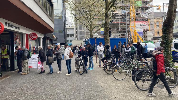 Schlange stehen fürs Deutschland-Ticket: In Osnabrück bereitet das digitale Bestellen vielen Kunden Probleme.