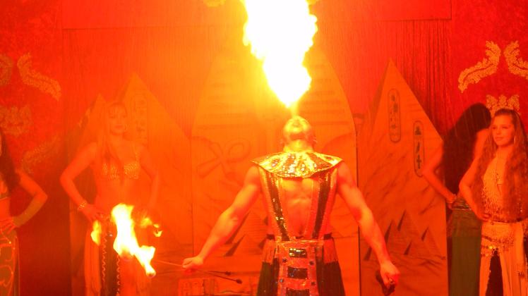 Wehe, wenn er Feier speit: Künstler Ramangarni treibt seine Flamme bis unter das Dach des Zirkuszeltes.