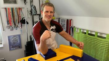 Nach seinem fünften Meistertitel in Deutschland will der Frerener Klaus Surmann bei der Armwrestling Weltmeisterschaft in der kasachischen Stadt Almaty Ende August ganz oben auf dem Siegertreppchen stehen.