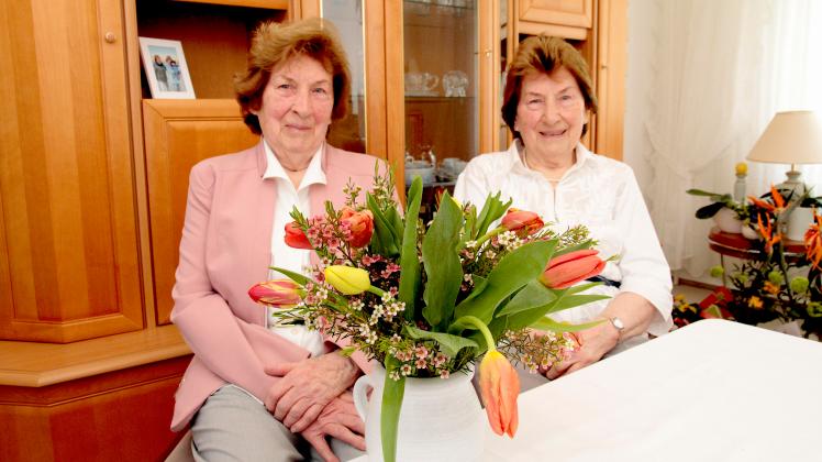 Ingrid (l.) und Betti Radüge begingen ihren 90. Geburtstag.