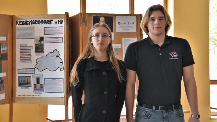 Unter anderem Claas Hillebrecht (l.) und Lars Gau nahmen während ihres Geschichtsunterrichts an der Rostocker Werkstattschule an dem Digitalisierungs-Projekt #EveryNameCounts der Arolsen Archives teil.