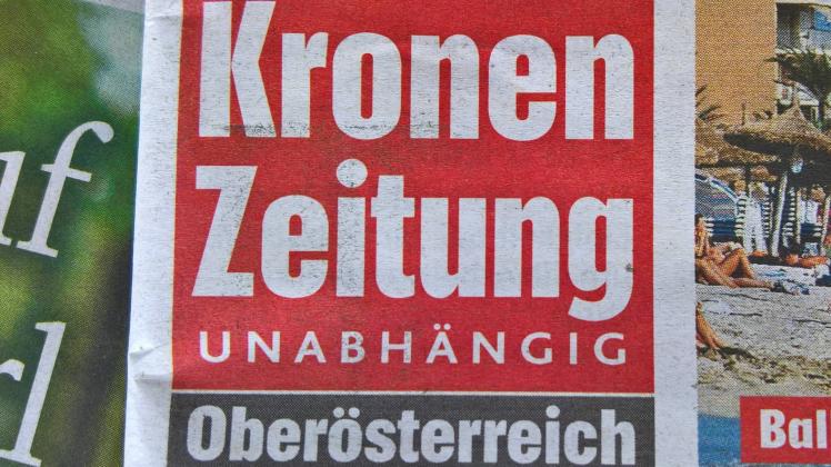 Kronen Zeitung vom Krone Verlag aus Oberoesterreich, Ausgabe fuer Linz *** Kronen Zeitung from the Krone publishing hou