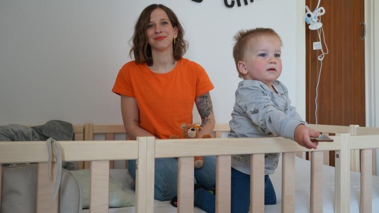 Als ihr zweiter Sohn Levi (rechts) wochenlang nicht gut schlief, beschloss Jessica Alferink aus Meppen selbst eine Ausbildung zum Schlafcoach für Babys zu machen. Seither hilft die 31-Jährige anderen Eltern. 