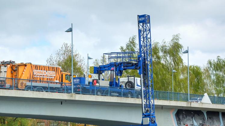 Spezialfahrzeug auf der Rostocker Vorpommernbrücke: die viel befahrene und baufällige Brücke über die Warnow wird untersucht.L22 Foto: Georg Scharnweber