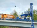 Spezialfahrzeug auf der Rostocker Vorpommernbrücke: die viel befahrene und baufällige Brücke über die Warnow wird untersucht.L22 Foto: Georg Scharnweber