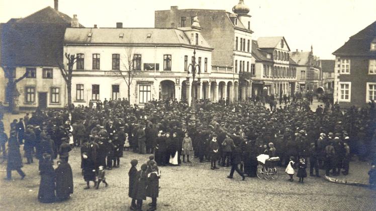 Eine Streikwelle rollte im Frühjahr 1919 durch das Land: Demonstrierende Eisenbahner strömen mit Frauen und Kindern am 2. April 1919 auch auf den Lingener Marktplatz.