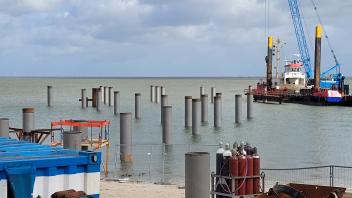 Eingesetzte Gründungspfähle für Mittelbrücke in Wyk