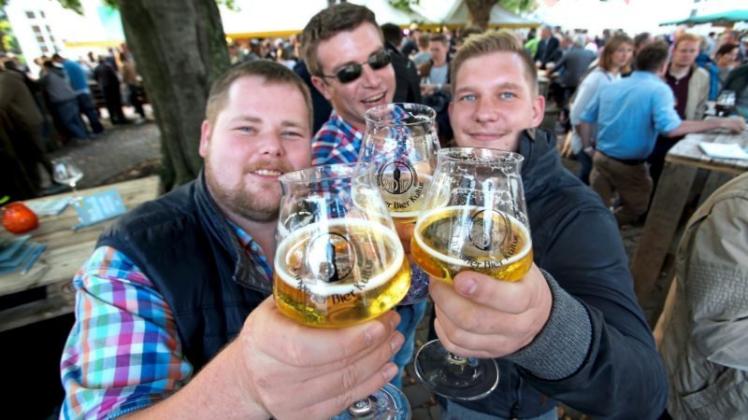 Lassen sich das Bier schmecken: Mathias Temmen, Johannes Kues und Marcel Kloppenburg (von links) aus Dalum und Meppen bei der Lingener Bierkultur. Die wird es auch dieses Jahr wieder geben. 