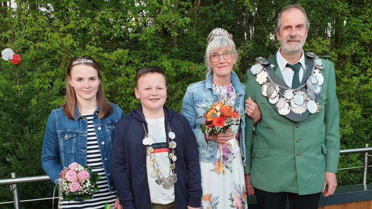 Merzen, Schützenfest 2023 des Schützenvereins Ost- und Westeroden; Das sind die neuen Königspaare: Henriette Gerwin und Justus Krone, Birgitt und Georg Lammers (von links). Foto: Schützenverein Ost- und Westeroden