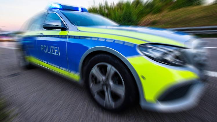 Impressionen aus dem Polizeialltag 12.09.2019: Symbolbild ein Funkstreifenwagen Mercedes-Benz mit eingeschaltetem Blauli