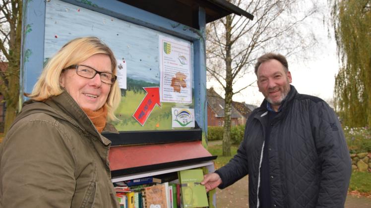 Die Dorfbanausen setzen sich für die Bewohner in Cambs ein, am Wochenende steht eine neue Spendenaktion an. Über ihre Aktionen informieren die Banausen wie Martina Erdmann und Carsten Scholz-Vandreier regelmäßig auf ihrer Infotafel.