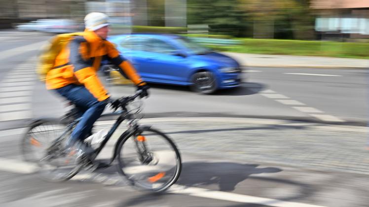 Am Radweg. Fahrradfahrer in der Stadt. München Bayern Deutschland *** On the bike path cyclist in the city of Munich Bav