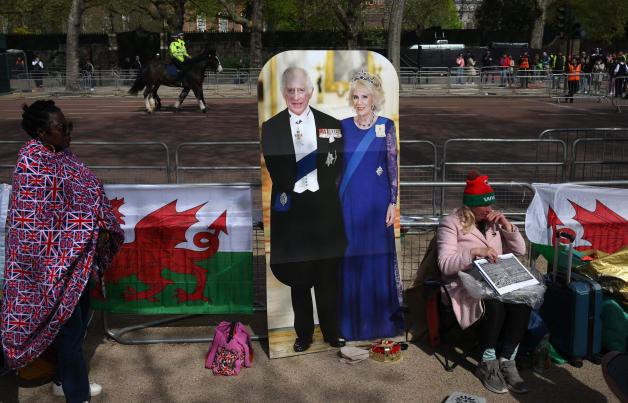 In London campen Royal-Fans schon drei Tage vor der Krönung entlang des Prozessionsweges, um eine gute Sicht auf das Königspaar zu haben.