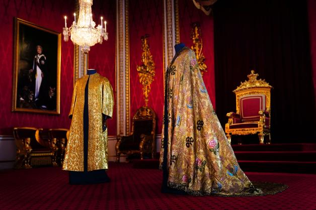King Charles III. wird bei seiner Krönung die „Supertunica“ (links) und den „Imperial Mantle“ (rechts) tragen.