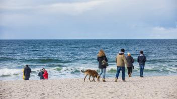 Luxusinsel Sylt in Zeiten von Corona 18.10.20 - Sylt: Hunderte Menschen am Strand vor Westerland. Bei wolkigem Wetter ma