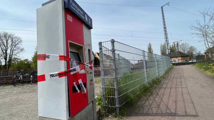 Was geschah mit diesem Fahrkartenautomaten der Deutschen Bahn am Boizenburger Bahnhof? Die Polizei ermittelt zu dessen Zerstörung.