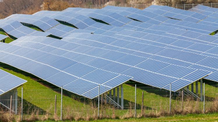 Freiflächen-Photovoltaikanlage Träger mit Solarpanels, angepasst an die hügelige Landschaft Ammerndorf Bayern Deutschlan