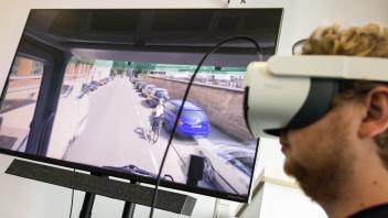 Entwickler Max Hattenbach zeigt die Simulation, bei der eine Fahrt durch die Liebigstraße erfahrbar gemacht wird. Neues BMDV Projekt STEP nutzt Virtual Reality zur Verkehrsprävention. Foto: Michael Gründel