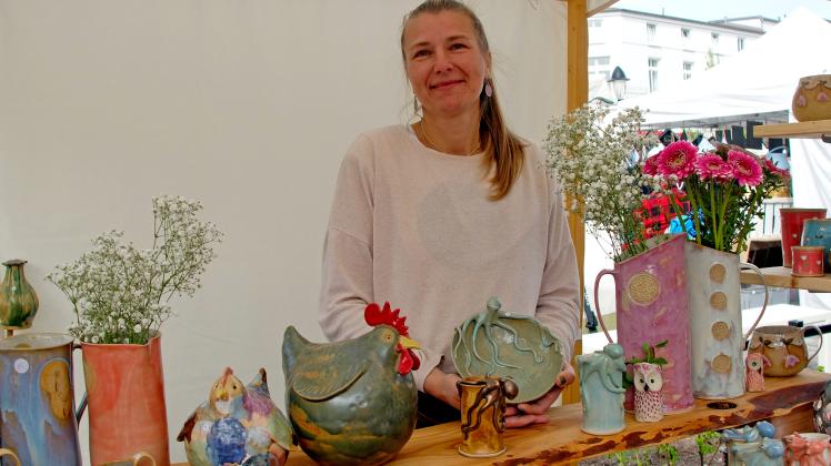 Keramikerin Susann Cornelius aus Fürstenberg ist gern beim Töpfermarkt am Kirchenplatz dabei. Sie will auch bei der Auflage im Herbst dabei sein. 