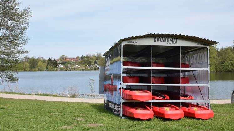 An der Badestelle am Südufer des Lankower Sees gibt es seit Kurzem einen „Kayakomat“.  An dem lassen sich Kajaks für eine oder zwei Personen sowie Stand Up Paddle-Boards ausleihen.