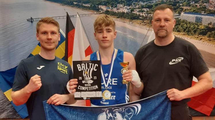 Turniersieger und bester Boxer beim 53.  Ostseepokal in Zinnowitz: Lars Mehnert, hier mit Trainings-Stützpunktleiter Clemens Busse (links) und Trainer Jan Kröger (rechts) 