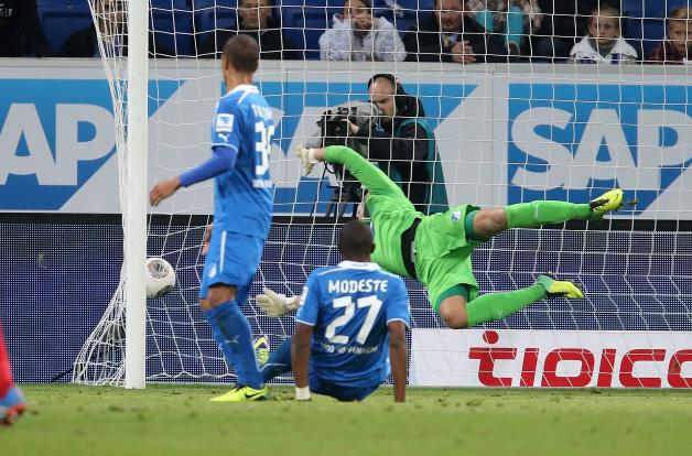 Das Phantomtor von Hoffenheim im Jahr 2013. Der Kopfball von Leverkusens Stefan Kießling (links) ging durch ein Loch im Tornetz und wurde vom Schiedsrichter-Team um Felix Brych als Treffer gewertet. Das Phantomtor von Hoffenheim im Jahr 2013. Der Kopfball von Leverkusens Stefan Kießling (links) ging durch ein Loch im Tornetz und wurde vom Schiedsrichter-Team um Felix Brych als Treffer gewertet.