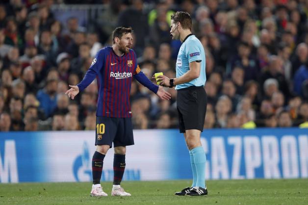 Lionel Messi (damals noch FC Barcelona) und Referee Felix Brych im Champions League Viertelfinale 2017.