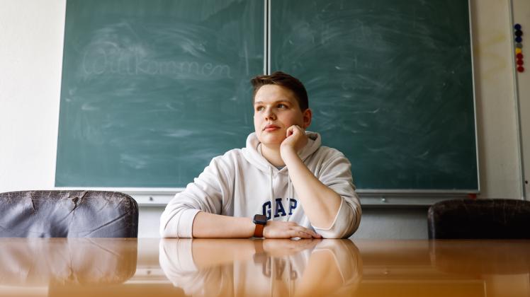 Daniel Becker will Lehrer werden und studiert in Osnabrück. Aufgenommen in einem Raum des Studierendenausschusses Asta am 4.5.2023. Foto: Michael Gründel