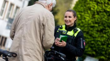 Kontrolle am Fußgängerüberweg Neuer Graben/ Katharienstraße - Großkontrolle der Polizei an Schulen in der Stadt und Landkreis  Osnabrück 