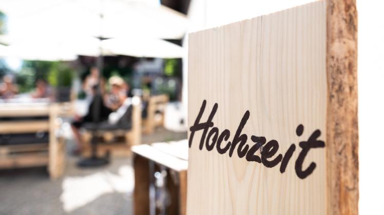 Der Schriftzug Hochzeit ist bei einer Hochzeitsfeier auf einem Brett zu sehen. Rottweil Baden-Württemberg Deutschland *