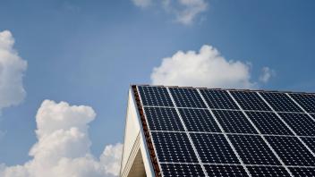 IMAGO Nature: Unsere Erde, Energiequellen, Photovoltaik Fotovoltaik / Solaranlage auf Hausdach - Symbolbilder  Solardach