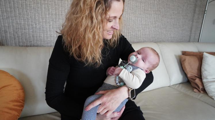 Mutter Sabrina Peters mit dem kleinen Henrik, der der 2000. Einwohner der Gemeinde Vrees ist. 