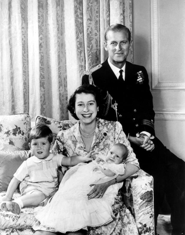 Royales Familienbild: Charles (links) mit seinen Eltern und seiner kleinen Schwester Anne.