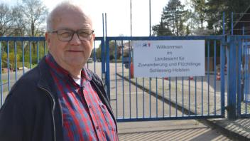 Bürgermeister Ernst-Wilhelm Schulz vor dem Areal der ehemaligen Stapelholm-Kaserne 5.5.2023