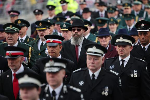 Mitglieder der Londoner Feuerwehr und des London Ambulance Service paradieren vor der Krönung von König Charles III. in der Nähe des Cenotaph. Krönung von König Charles III.