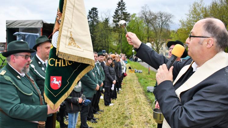 Merzen: Schützenverein Engelern-Schlichthorst bekommt neue Vereinsfahne