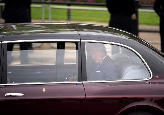 Das ist er: König Charles auf dem Weg in den Buckingham-Palast, wo er sich vor seiner Krönung vermutlich noch umzieht und frisch macht. Krönung von König Charles III.