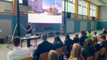 Matthias Leifels vom gleichnamigen Architekturbüro aus Schwerin informiert in einer Vollversammlung die Schüler aller Jahrgangsstufen über den Fortschritt der Baumaßnahmen auf ihrem ehemaligen Schulhof. 