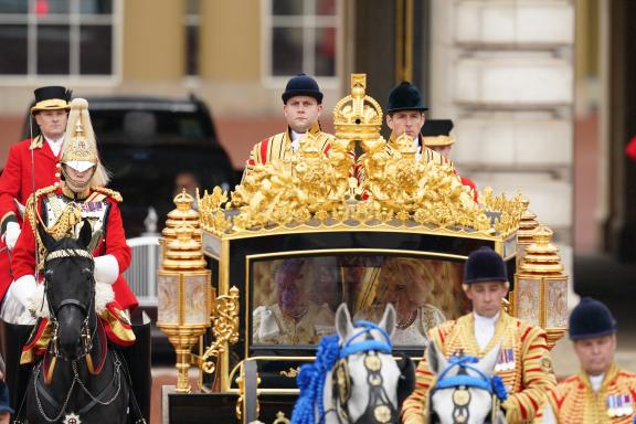 König Charles und Queen Camilla in der von Gold überzogenen Kutsche. Krönung von König Charles III.