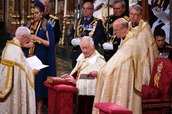 König Charles küsste die Bibel. Krönung von König Charles III.