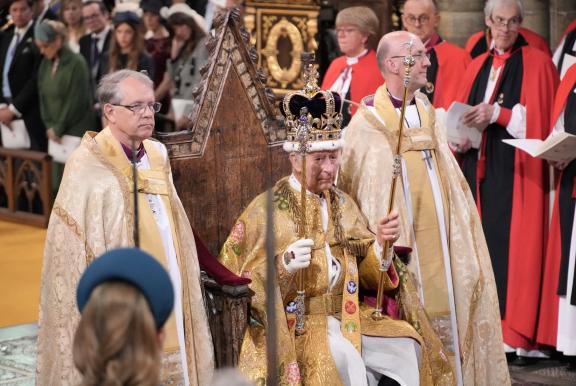 „Endlich“, dürfte sich eventuell König Charles gedacht haben, als er die Krone erhalten hat. Krönung von König Charles III.