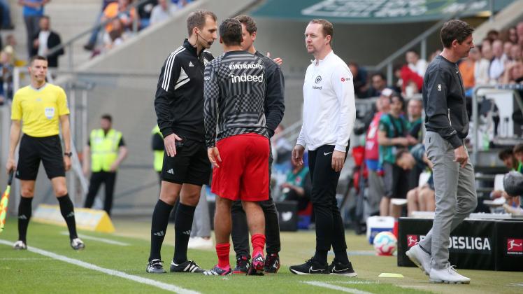 Oliver Glasner (Trainer Eintracht Frankfurt) rechts muss nach roter Karte auf die Tribüne 06.05.2023, Fußball, 1. Bundes