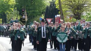 Über 3,1 Kilometer führte der Festumzug die insgesamt 14 Schützenvereine und neun Musikkapellen durch das festlichgeschmückte Spelle.