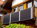 Balkonkraftwerk: Solarpaneele am Balkon eines Einfamilienhauses *** Balcony power plant solar panels on the balcony of a