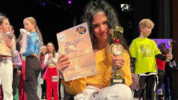 Lolita Brzczinska, die für die Delmenhorster Tanzschule Beuss antritt, hat sich für die Deutsche Meisterschaft in dem Wettbewerb Dance4Fans qualifiziert.