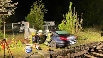 In Dörpen ist in der Nacht zu Sonntag ein Mann mit seinem Auto ins Gleisbett gefahren. 