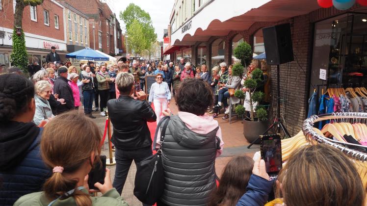 Der verkaufsoffene Sonntag in Uetersen bescherte den Händlern eine volle Innenstadt und dem Publikum jede Menge Spaß und Spektakel.