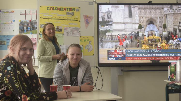 Anna (14) und Celina (16) verfolgen zusammen mit ihrer Lehrerin Maria-Elisabeth Himmel die Krnung von Prinz Charles zum Knig am Bildschirm mit.__________________________________________Funk: 0173 / 240 40 63 Email: kai.horstmann@web.deTargo-Bank - IBAN: DE 4130 0209 0032 2244 1963Steuersatz: 7%   -   Steuernummer 31 / 354 / 60276